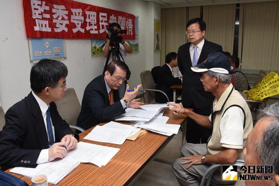 ▲監察委員李月德、陳慶財接受南投民眾陳情。（記者扶小萍攝）