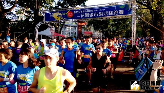 ▲省府花園城市路跑活動清晨展開。（記者扶小萍攝）