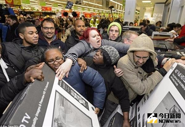 黑色星期五的老外，為了搶便宜超瘋狂。