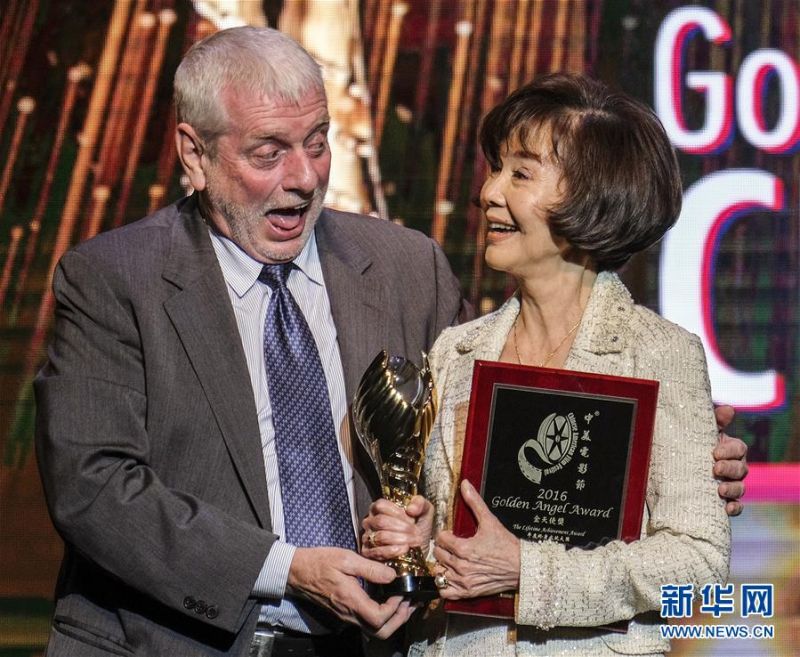 11月2日，在美國洛杉磯舉行的中美電影節『金天使獎』頒獎典禮上，美國電影製作人安德列•摩根 (左) 為獲得年度終身成就獎的女演員歸亞蕾頒獎。