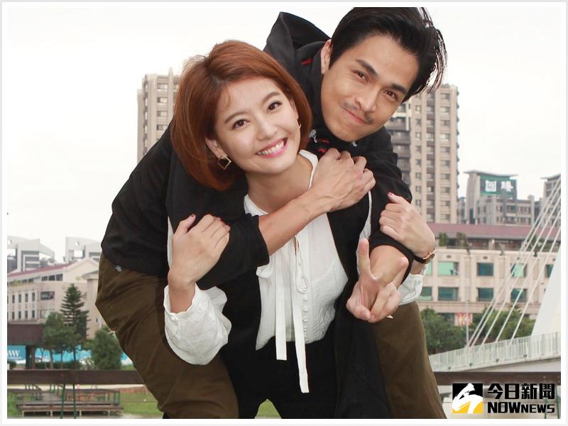 ▲王樂妍（下）展現「女力」，把70公斤的GINO背起來。（圖／民視提供，2016.11.28）