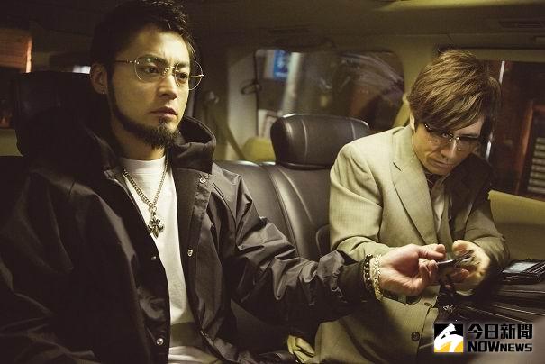 ▲山田孝之（左）在《黑金丑島君系列》是個不苟言笑的大鬍子社長。（圖／原創娛樂，2016.11.29）