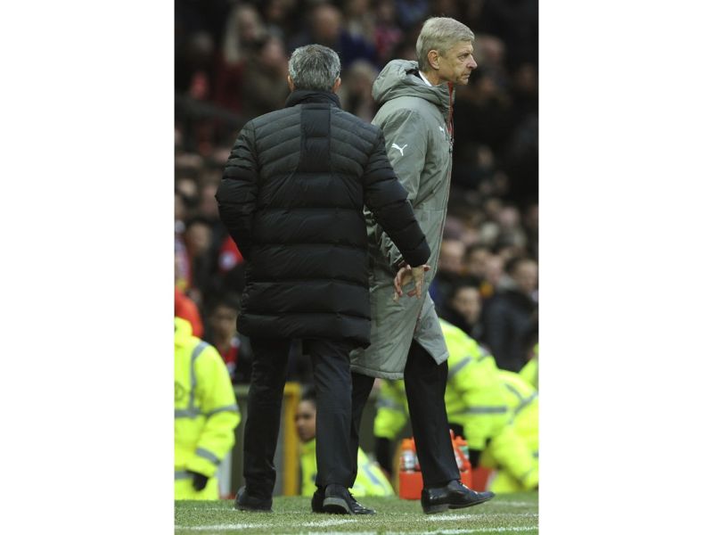 曼聯主帥Jose Mourinho（左）、兵工廠主帥Arsène Wenger（右）這對冤家賽後僅形式上的與對方握個手、面無表情。（圖／美聯社／達志影像）