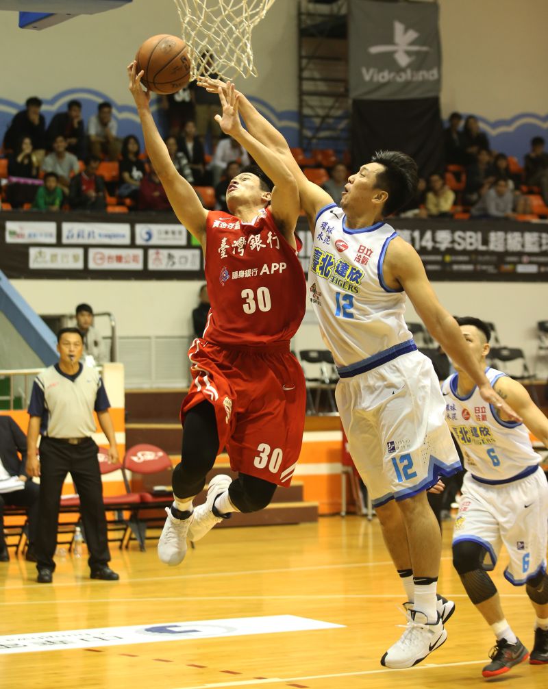 ▲台銀劉韋辰（持球者）強勢切入將比賽帶入二度延長。（圖／籃協提供）