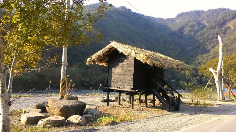 林務局南投林區管理處於親愛村松林部落，以其部落舊稱「布蘭(Pulan)」為名，設置原民市集，圖為賽德克族高架穀倉。