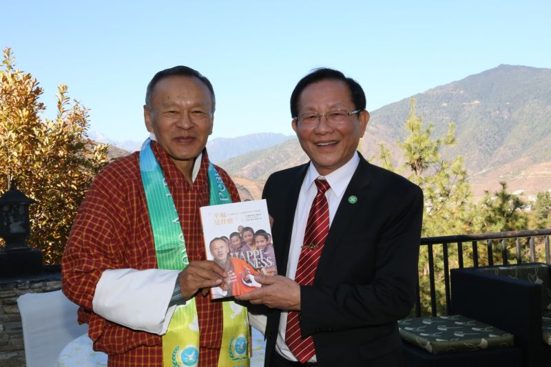 ▲吉格梅‧廷萊(左)贈送洪道子博士(右)他親筆簽名的中文書。（圖／翻攝自太極門氣功養生學會）