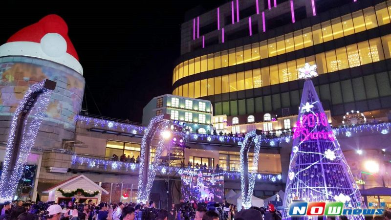 ▲台北統一時代連線高雄夢時代一起點燈迎接聖誕，而業者自創的吉祥物雪鈴兔波波也首度代言，推出超萌波波滿額禮與卡友禮。（圖／記者許家禎攝，2016.11.17）