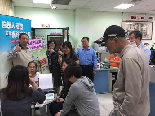 ▲每月第二週星期三下午3點至5點派員進駐高雄市榮民服務處，提供榮民及其眷屬戶籍登記或證件核發的服務。（圖／記者潘姿瑛攝）