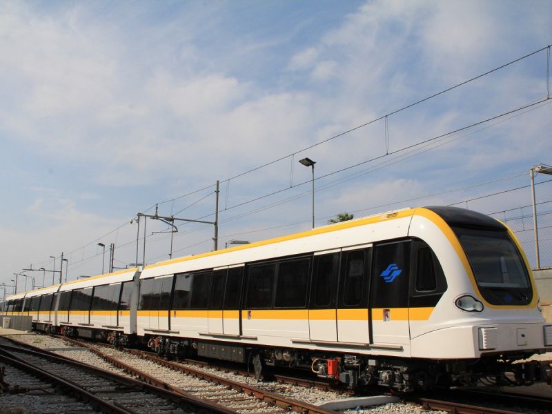 ▲流線外型的捷運首列車24日順利運抵位於新北市八里的台北港。（圖／捷運局提供）。