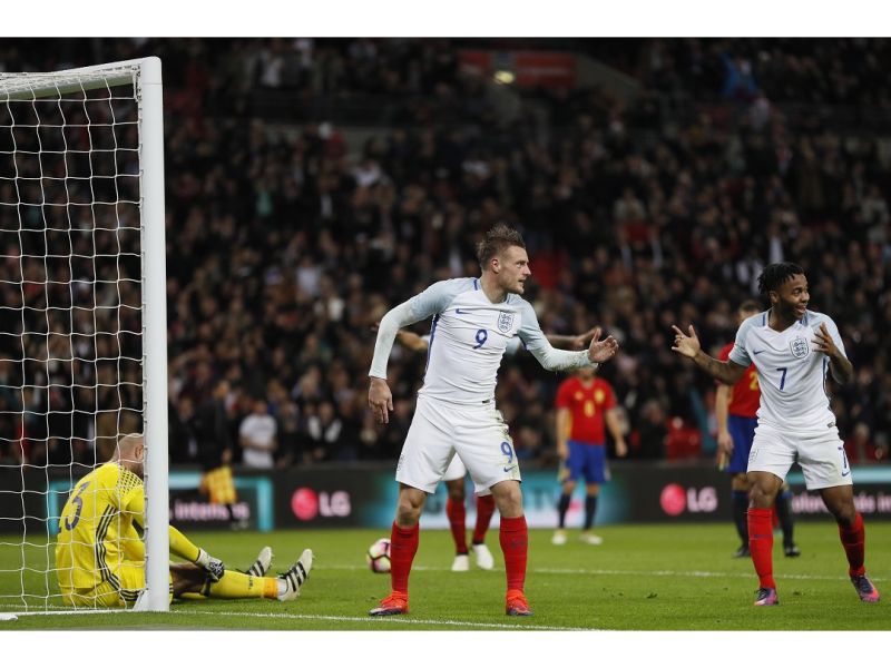 Jamie Vardy（中）進球後帶領全隊在場上玩起「定格慶祝」。（圖／美聯社／達志影像）