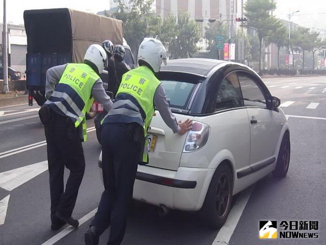 ▲警員為女駕駛推車。（圖／林重鎣攝）