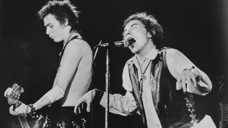 ▲性手槍樂團引發了英國「龐克運動」浪潮，圖為貝斯手維瑟斯(左)及主唱林登(右)。（圖／達志影像／美聯社）