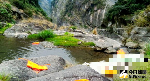 ▲一家四口12日下午到梅山大峽谷戲水，父親為救小女兒溺水，妻子與大女兒欲搶救也溺斃，僅小女兒倖存。（圖／翻攝畫面）