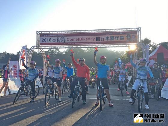 ▲「2016臺灣自行車節-日月潭Come！Bikeday自行車嘉年華」活動，由日管處長張振乾〈中〉等人鳴槍後開始挑戰。