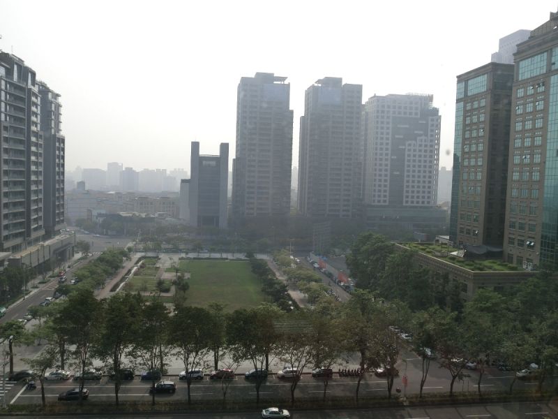 圖說:台中市空氣品質不佳，從市政府附近大樓八樓往外看，天空就像蒙上一層薄霧。（記者賴淑禎攝）