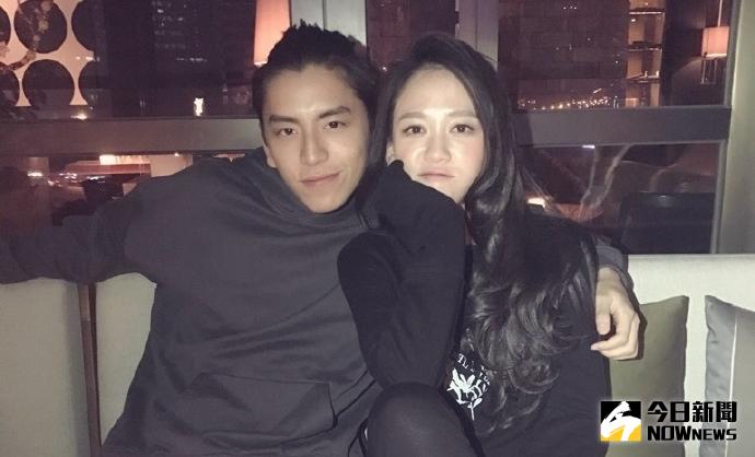 ▲陳喬恩（右）大玩穿越梗，王大陸大摟大真心合體直呼「林真心好久不見」。（圖／翻攝陳喬恩微博，2016.11.9）