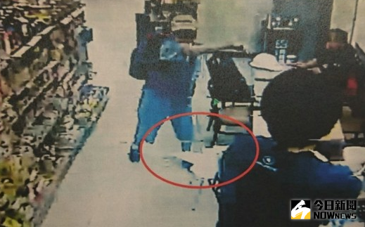 ▲台北市一名71歲李姓婦人向超商借廁所遭拒，導致忍不住拉屎在內褲上，她氣得朝店員丟擲沾滿大便的內褲。（圖／翻攝畫面）