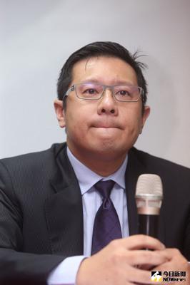 復興航空22日召開臨時董事會後，隨即在下午召開記者會宣布確定解散公司，22日起全面停航，董事長林明昇（圖）說明，由於財務狀況惡化，將退出台灣航空業。中央社記者鄭傑文攝 105年11月22日
