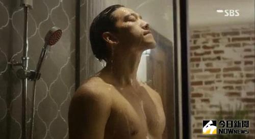 Rain在「對我而言可愛的她」的濕身鏡頭。