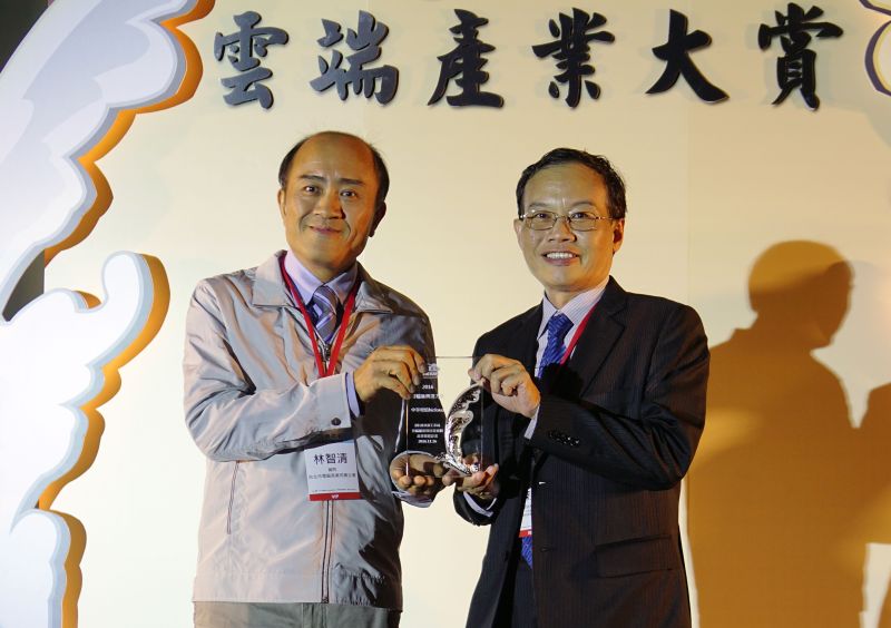 ▲-中華電信獲頒「雲端新興潛力獎」由中華電信數據分公司雲端處陳錦洲處長代表領獎。（圖／廠商提供）