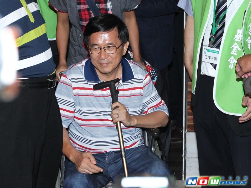 ▲前總統陳水扁在凱校餐會旁的新娘房開見面會，開心和參加餐會的友人們握手寒暄。（圖／記者陳明安攝,2016.06.04）