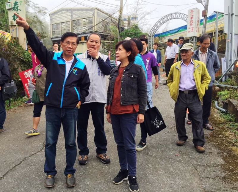 南投縣長林明溱3日在縣議員許素霞等陪同下，前往熱門旅遊景點銀杏森林，了解景觀休憩平台的施工進度，望改善銀杏森林的觀光遊憩品質。