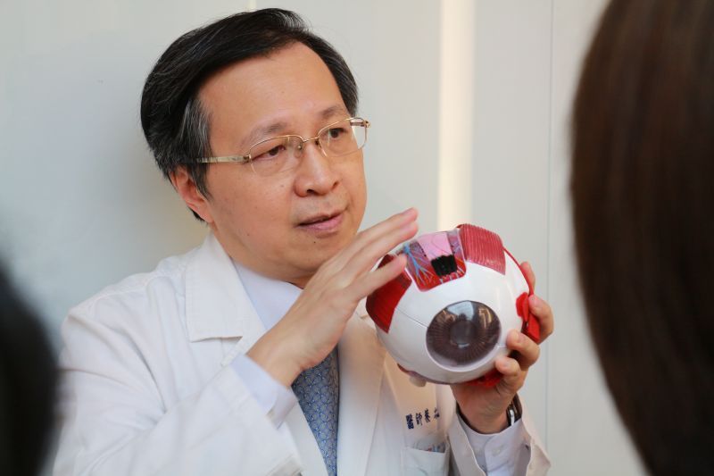 嘉基醫師詳細解釋眼睛構造的奧妙。