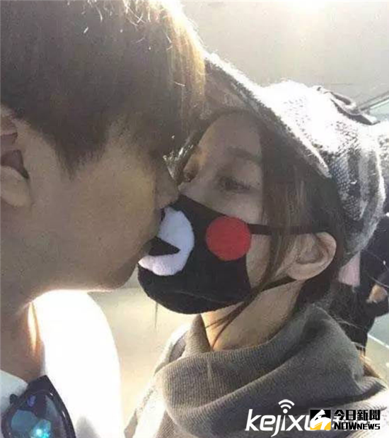 五五開與女友趙夢玥 。