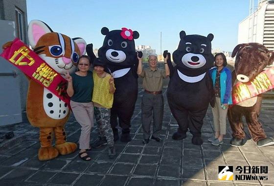 ▲東勢林區管理處在新社花海中打造「熊愛森林」展示館，宣導生物多樣性保育及永續利用的重要性。〈圖／記者黃玿琮攝〉