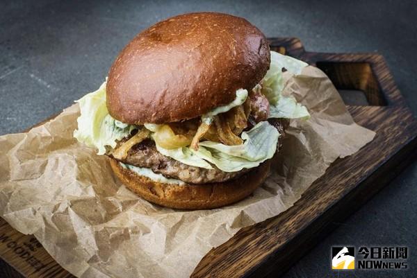 ▲海狸鼠製成的「鼠肉漢堡」。（圖／翻攝自網路）