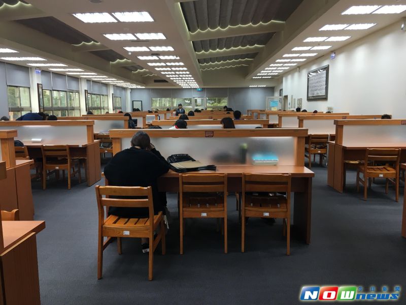 ▲世新大學圖書館內閱覽室學生在內讀書的景象（圖／校園特派記者陳品樺攝）