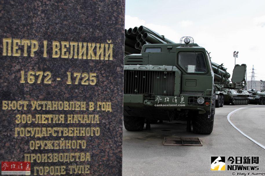 圖拉武器博物館的室外展區的一個紀念碑，背景可見著名的「龍捲風」多管火箭炮。