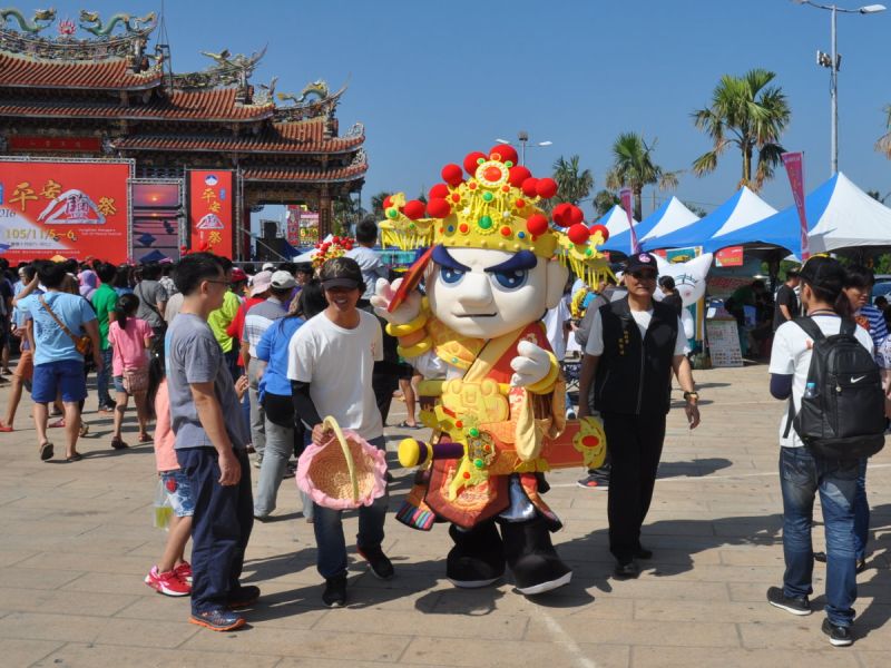 平安鹽祭，南鯤鯓代天府總幹事侯賢遜與大神偶踩街。