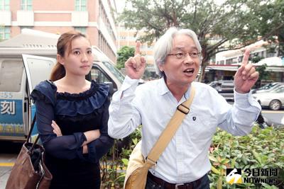 總統府資政金溥聰不滿作家馮光遠（右）指他與總統馬英九有「特殊性關係」，向馮光遠求償新台幣200萬元，一審遭法院駁回，金溥聰上訴。高院21日開庭，馮光遠在律師陪同下出庭。中央社記者吳翊寧攝 104年9月21日