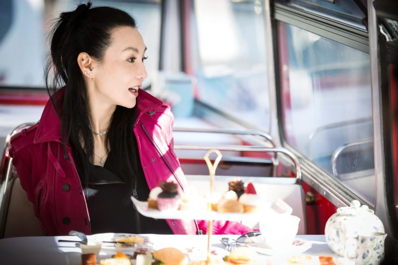 ▲張曼玉在《十二道鋒味》中以一件長版玫紅色皮衣亮相，並紮了個俐落馬尾。（圖／浙江衛視提供，2016.11.16）