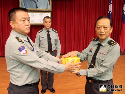 陸軍司令邱國正上將（中）2日主持新舊任陸軍澎湖防衛指揮部布達典禮，新任指揮官王興禮少將（右）履新視事。中央社 105年6月2日