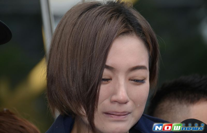 ▲李妍憬現身哭訴被計程車司機毆打經過，並質疑為何被警方上銬。（圖／記者林調遜攝，2016.10.31）