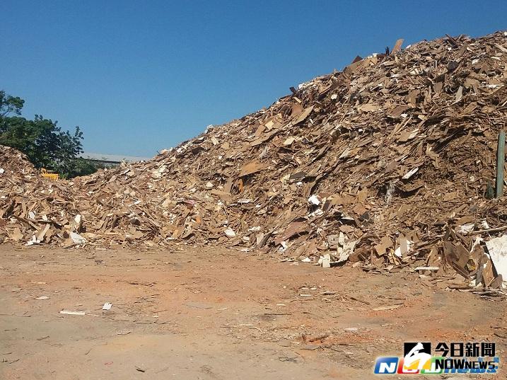 ▲桃市環保局舉發非法廢木堆置場。（圖／桃園市環保局提供）