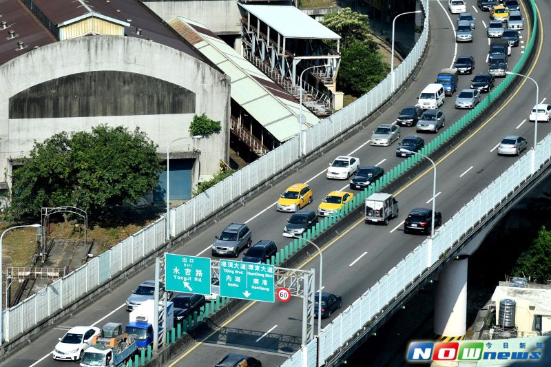 ▲高公局在交流道出口加裝攝影機，嚴格取締舉發違規插隊的車輛。（圖／NOWnews資料畫面）