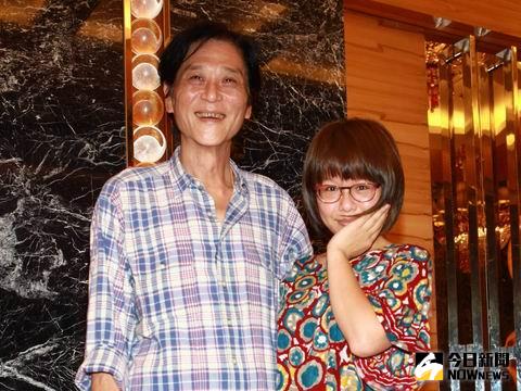 58歲的喜翔（左）和22歲的小女友Jessy，公開放閃。（圖／公視。2015.09.18）
