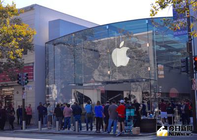 位於巴羅艾托市的蘋果門市店，有果迷在銷售26小時前開始排隊，卻失望發現iPhone 7 Plus 和今年新出的曜石黑色已被預購一空。許多蘋果的門市下午手機已賣完。中央社記者張克怡舊金山攝 105年9月17日