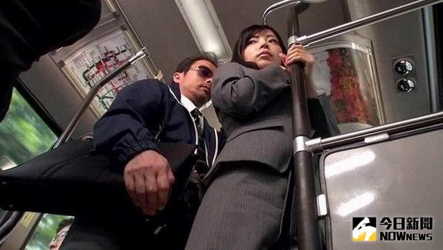 ▲日本癡漢的必殺技，這方法不用手也能騷擾女性。（圖／翻攝自網路）