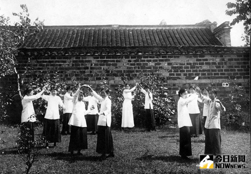 1915年，金陵女子大學花園內，首批女學生與女教師。