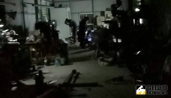 ▲高雄市仁武區昨(27)日晚間10時許驚傳凶殺案，1名60多歲王姓男子身中數10刀，陳屍於自家體工廠。（圖／翻攝畫面）