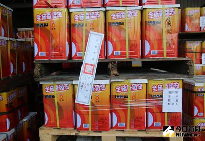 強冠公司以煉製收集的餿水油等製作全統香豬油（圖）等產品販售案，一審依詐欺及違反食安法判董事長葉文祥徒刑20年。高雄高分院25日改判22年。（檔案照片）中央社記者陳朝福高雄攝  105年8月25日