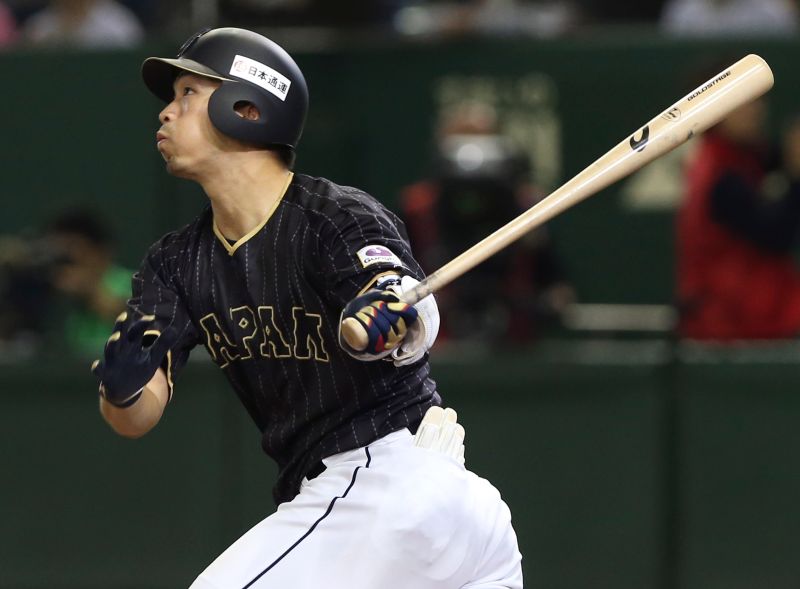 ▲WBC開戰在即，日本隊雖被譽為歷代最強，但陣中卻缺乏正牌中外野手。名宿警告，若硬讓鈴木誠也（圖）、森下翔太等強打者去「代班」中外野，恐在防守端付出慘痛代價。 （圖／美聯社／達志影像）