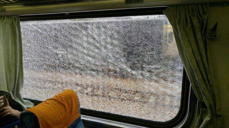 ▲台鐵一輛自強號車窗造到外力襲擊破損。（圖／台鐵）