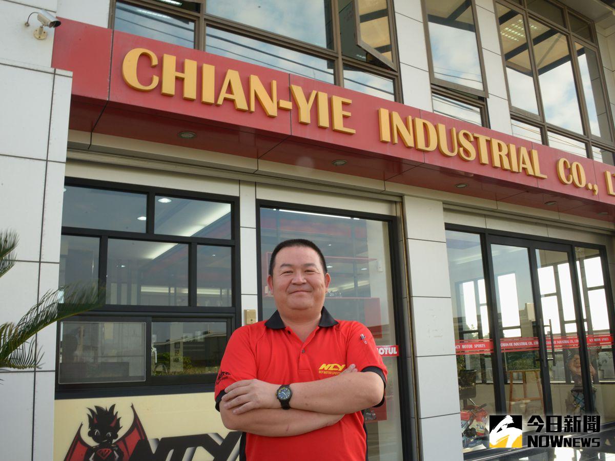 ▲永遠樂觀的NCY總經理陳崇榮，背後為佳里工業區內的NCY總公司。