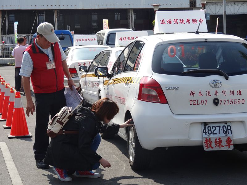 ▲進行行駛前檢查項目，學員上車前須先查看車輛四周，車底及輪胎有無異物。（圖／記者何沛霖攝）