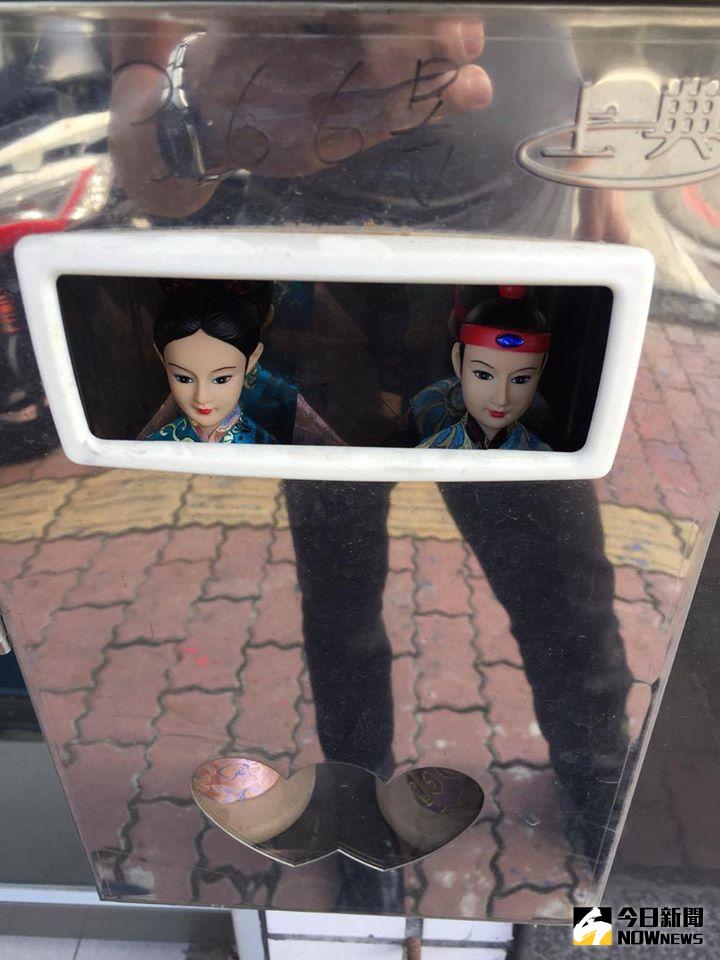 ▲信箱洞口就可以看見「金童玉女」。（圖／翻攝自爆料公社）